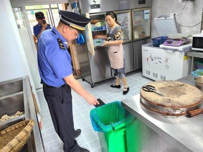 桐鄉鳳鳴街道專項執法行動引導市民規范垃圾分類